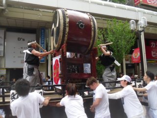 The first part of the parade is much less crowded, so you can see and hear everything. It can get a bit loud, but a drum like this really sets the atmosphere!