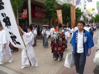 There are Shinto priests as well as samurai, no doubt blessing the occasion.