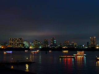 There are numerous night cruises of Tokyo Bay. They are especially popular in the summer months, when the weather is warm and breezy.