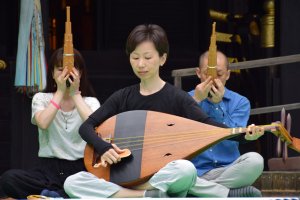 What an elegant style of playing&nbsp;Gagaku&nbsp;music! :&nbsp;ensembles of biwa&nbsp;(Japanese lute) and sho&nbsp;(mouth organ)