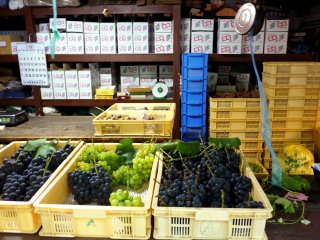 Different varieties of grapes for sale