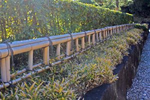 The approach to the garden includes bamboo fencing and stone walls, similar to that of Kinkakuji&nbsp;in Kyoto.