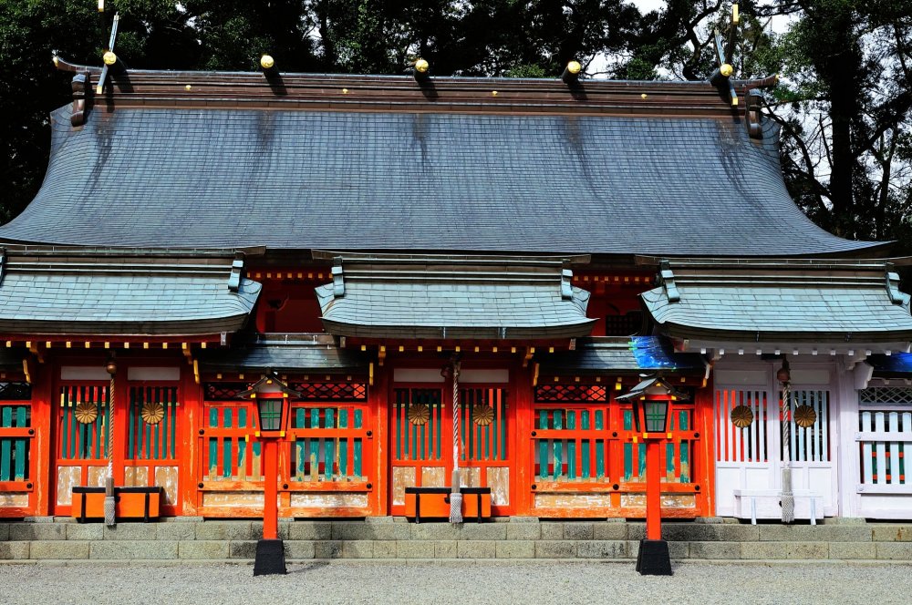 Kumano Hayatama Taisha Shrine is one of three major shrines in Kumano, Kumano Sanzan, which are together designated as a UNESCO World Heritage Site. Kumano Sanzan includes Kumano Hongu Taisha and Kumano Nachi Taisha.