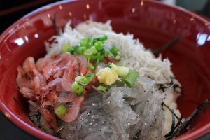 Rice bowl with 3 toppings: Sakura shrimp, boiled shirasu and raw shirasu