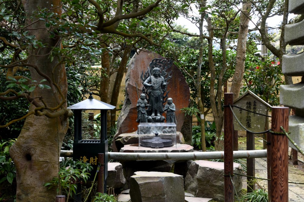 The statues of Fudo Myo-o and his flunkies are set in a corner of Jojuin&#39;s temple ground