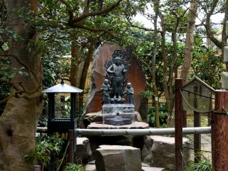 The statues of Fudo Myo-o and his flunkies are set in a corner of Jojuin&#39;s temple ground