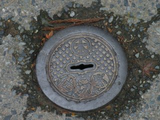 Even simple designs have their own charm. Here is a cover to a gate valve (仕切弁)&nbsp;from Hiraizumi in Iwate