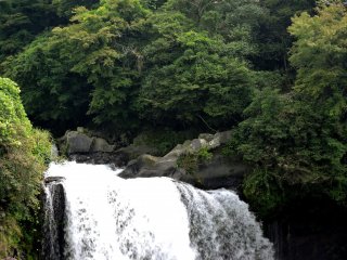 The falls are located on The Shiba River in Fujinomiya
