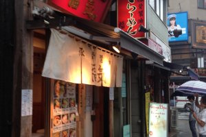 The streets are filled with small stalls selling good and affordable Japanese food.&nbsp;