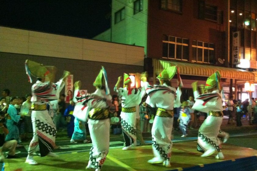 Dancers on a small stage at the centre of the dancing circle