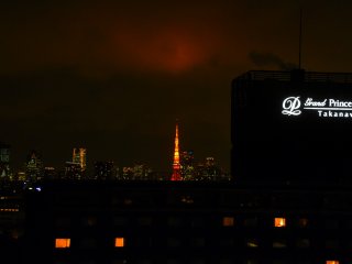 Clouds above Tokyo Tower were in red hue
