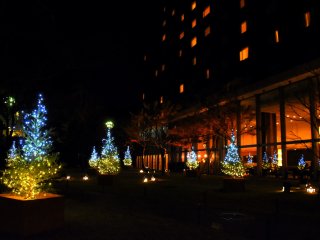 The Christmas illumination at Grand Prince Hotel New Takanawa. The building on the right is Takanawa Prince Hotel.
