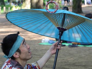 Spinning a bangle on a Japanese umbrella 