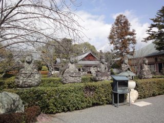 Statues at Ryoan-ji
