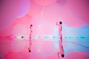 Expanding Three-dimensional Existence in Intentionally Transforming Space - Free Floating, 12 Colors // teamLab, 2018