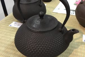 A studio quality kettle of the traditional 'sandama' (abacus bead) shape and 'arare' (hailstone) motif, Kozan Koubu Studio
