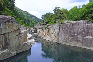 The granite boulders of Nezame no Toko in summer