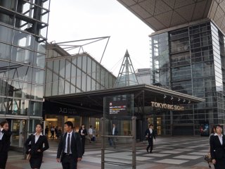 The high-tech, unique architecture of Tokyo Big Sight uses steel frame with reinforced concrete construction, glass, and titanium to create a modern, jagged effect.