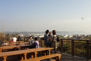Hase-dera temple is famous for its nice view of Sagami bay. There are picnic tables on the observation platform and you can enjoy viewing the Miura peninsula, and Yuigahama and Zaimokuza beaches, which is very popular among marine sports enthusiasts.
