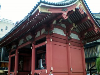 Kaminarimon Gate side view