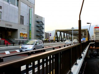 Ascending the Maizuro Bridge towards the other side where the Kofu City History Park Yamanote-Gomon lies. Beside the bridge stood the Yamako Shopping Center.