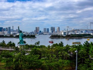 Enjoy your meal whilst overlooking Tokyo Bay, Rainbow Bridge and of course the Statue of Liberty