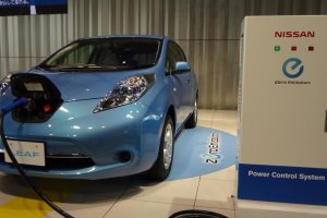 The most attractive car in the showroom for me was a blue EV (electric vehicle)—one of Nissan’s major focuses for the future. “LEAF” is a cute compact EV. The car has a high, sharp nose with cute little hips.