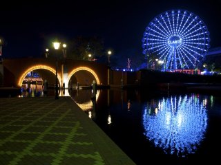 The White Ferris Wheel: It transforms into a Wheel of Light at night.