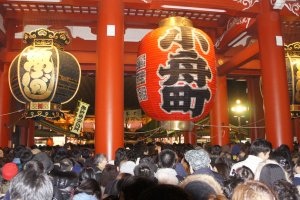 Passing below the gate, crowds raise their hands to touch the red lantern. It can get pretty rough there at times, and to say the truth,&nbsp;I passed by without making an attempt to touch it.