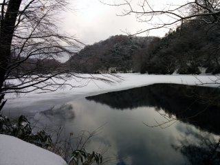 This lake is partly frozen, creating a special seasonal view.&nbsp;