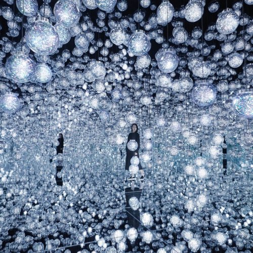 teamLab, Bubble Universe: Physical Light, Bubbles of Light, Wobbling Light, and Environmental Light © teamLab