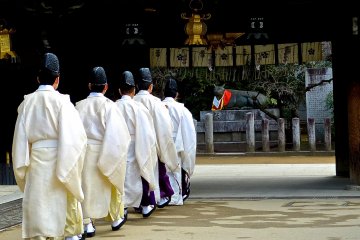 의식을 시작하기 직전에, 신토 사제들은 성당으로 걸어간다