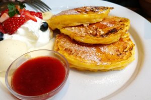 Strawberry and Banana French Pancake &gt; เมนูยอดนิยมอันดับ 1 ของร้าน&nbsp;j.s.pandcake ร้านสุดเท่ของแบรนด์ดังอย่าง&nbsp;Journal Standard