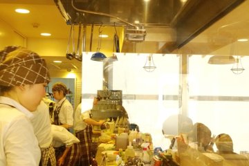 <p>มุมหนึ่งของ&nbsp;j.s.pandcake ที่ตั้งอยู่บนชั้น 3 ของ Journal Standard สาขาจิยูกาโอกะ บนถนน Green Street ที่สวยคลาสสิกนั่นเอง ซึ่งตรงนี้เป็นครัวเปิด ทำแพนเค้กโชว์กันสดๆ อร่อยยั่วน้ำลายทีเดียว</p>