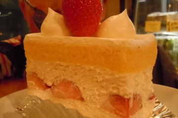 <p>Strawberry shortcake (430 yen)</p>