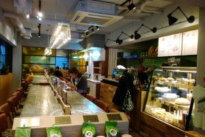 บรรยากาศกลิ่นอายฮาวายภายในร้าน HONOLULU COFFEE สาขาโอโมเตะซานโด