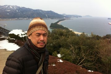 <p>นักท่องเที่ยวนิยมขึ้นมาถ่ายรูปที่จุดชมวิวบน Amanohashidate View Land</p>