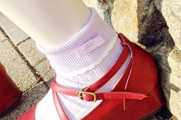 <p>ถุงเท้าริบบิ้นสีพาสเทลม่วงอ่อนจับคู่กับรองเท้าสไตล์สาวเกิร์ลลี่ ได้ลุคสาวหวานน่ารักสุดๆ</p>