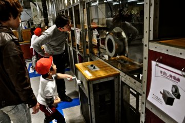 <p>เด็กญี่ปุ่นกำลังปั่นไดนาโมสร้างกระแสไฟฟ้าให้หลอดไฟสว่าง</p>