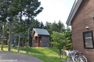 Các bungalow bằng gỗ nhỏ xíu ở khu cắm trại