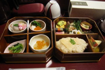 <p>This special Makuno-uchi Bento for box seats is 3,700 yen and includes hot soup</p>
