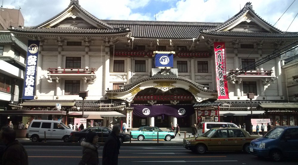 改装前の第4代目歌舞伎座。改築工事開始まで残り84日、と掲示されている