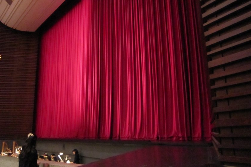ステージと赤い緞帳。ちらりとオーケストラボックスが見える