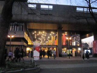 黄昏時の東京文化会館。コンサートが始まる直前だ