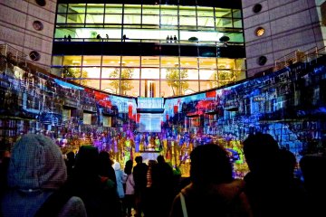 <p>3D projection mapping in the Dockyard Garden</p>