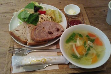 <p>Fresh bread, strawberry jam, salad and soup!</p>
