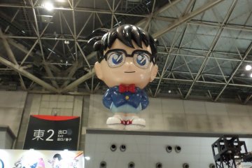 <p>A Detective Conan balloon hovers over the crowds at AnimeJapan 2014.</p>