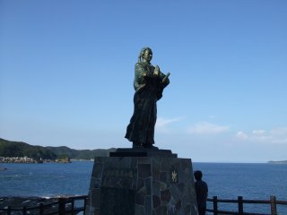 The statue of Sakamoto Ryoma is on the hilltop overlooking the sea where he lost his friends