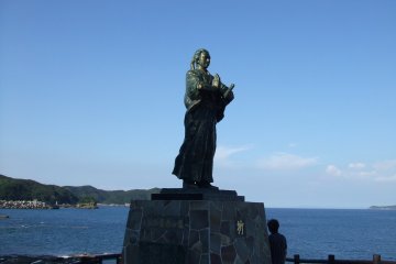 사카모토 료마의 동상은 전망이 좋은 고지대에 서 있다
