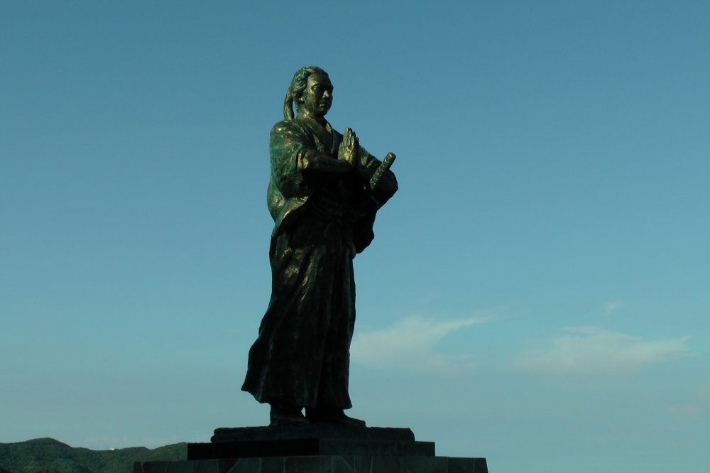 大好きな龍馬の銅像。海に向かって手を合わせ、遭難した亀山社中仲間の冥福を祈っている